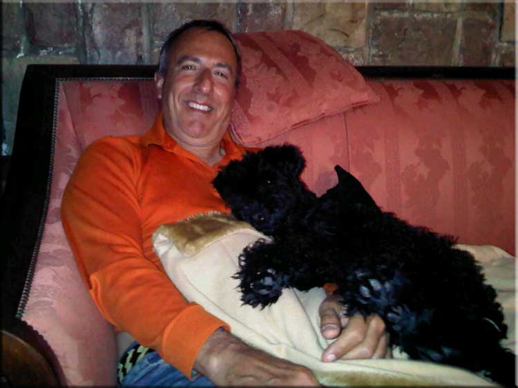 Kerry Blue Terrier de La Cadiera. Merlin con su amito
