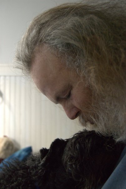 Kerry Blue Terrier de La Cadiera. Este es el momento favorito de Toni acunada por su papa Kerry Blue Terrier de La Cadiera. Este es el momento favorito de Toni acunada por su papa